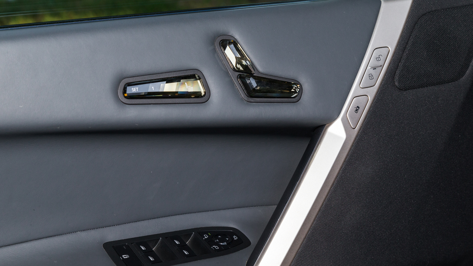 BMW iX xDrive40: SUV λιμουζίνα που γουστάρει στροφές!